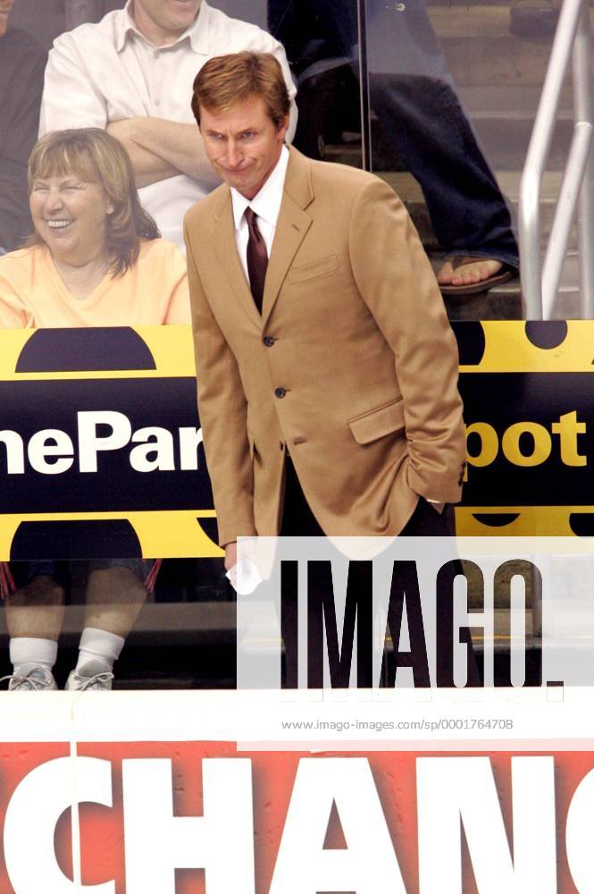 Trainer Wayne Gretzky (Phoenix Coyotes) skeptisch - (Icon7404620) Eishockey Herren NHL 2005 2006 Einzelbild Los Angeles, LA, L A Skepsis,
