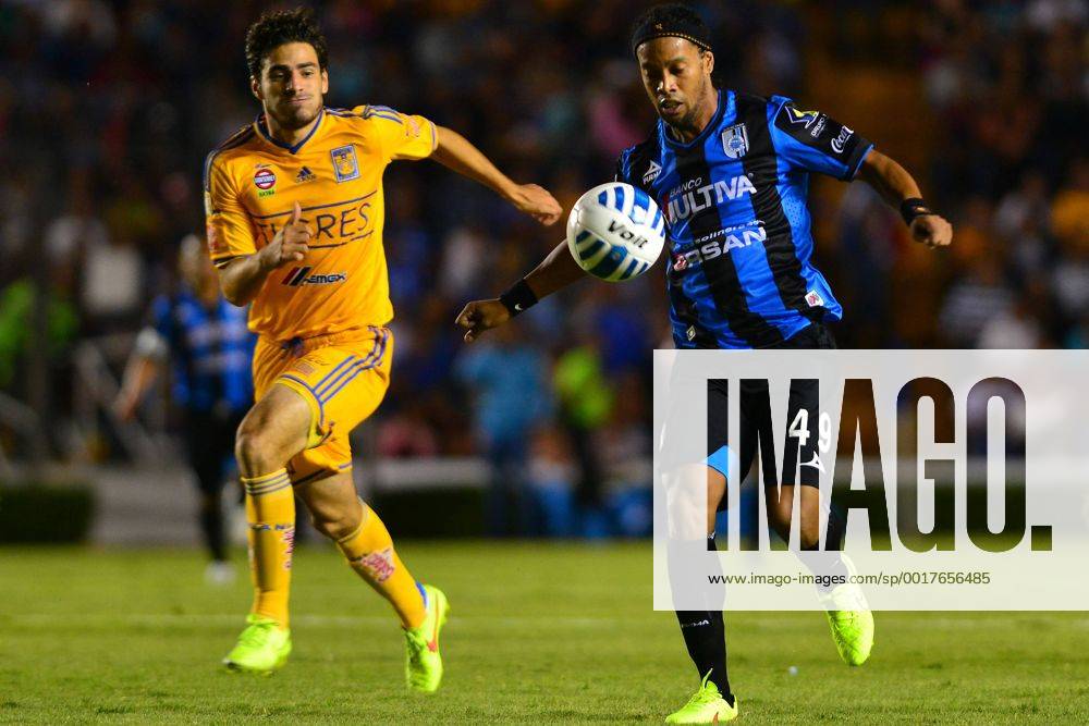 QUERETARO, MEXICO - SEPTIEMBRE 17: FC Queretaro vs Tigres UANL Leon - Antonio Briseno (I) del Tigres y Ronaldinho (D) del Queretaro durante el juego de la jornada 5 del torneo Apertura 2014 de la Copa MX en el Estadio La Corregidora, el 17 de Septiembre de 2014 en Queretaro, Mexico (
