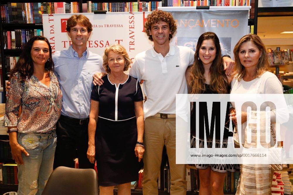 RIO DE JANEIRO, RJ - 01 10 2014: Gustavo Kuerten (BRA) stellt sein Buch Guga vor. Hier mit seiner Familie: Leticia (Schwägerin), Rafael (Bruder), Alice (Mutter) und seiner Frau Mariana Soncini. xRobertoxFilhox 820127