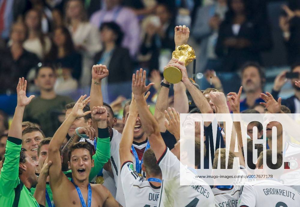 DFB Bundestrainer Joachim Jogi LÖW,Weltmeister Jubel mit WM-Pokal, WM, Trophäe, Trophy, FIFA-WM-Pokal, FIFA World Cup Trophy, Fussball-Weltmeisterschaft, , Fussball-Weltmeisterschaft, Jubel DEUTSCHLAND - ARGENTINIEN 1-0 n.V. FIFA Fussball WM FINALE Weltmeisterschaft am 13.07.2014 im Maracana Stadion von Rio de Janeiro, BRASILIEN