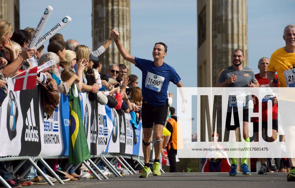Leichtathletik Berlin 28.09.2014 BMW 41. BERLIN MARATHON LAEUFER LÃ UFER Kilometer 41 BRANDENBURGER TOR