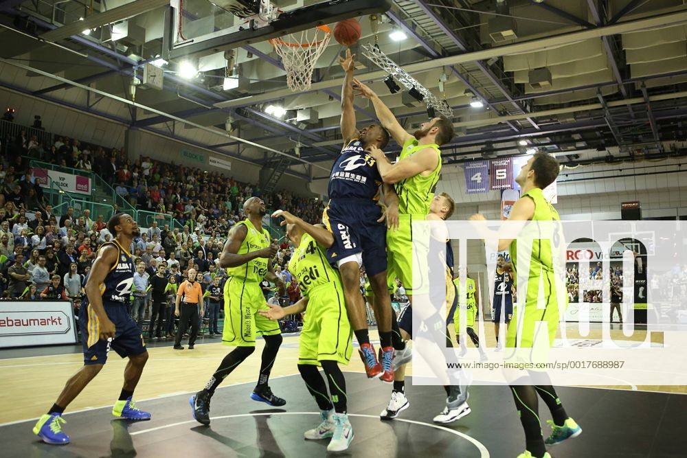 Phillipp Heyden (gelb-medi_Bayreuth) vs. Jamel McLean(schwarz-Berlin) , medi Bayreuth vs Alba Berlin, Beko Basketball Bundesliga, 2. Spieltag, 04.10.2014, , EP_mat