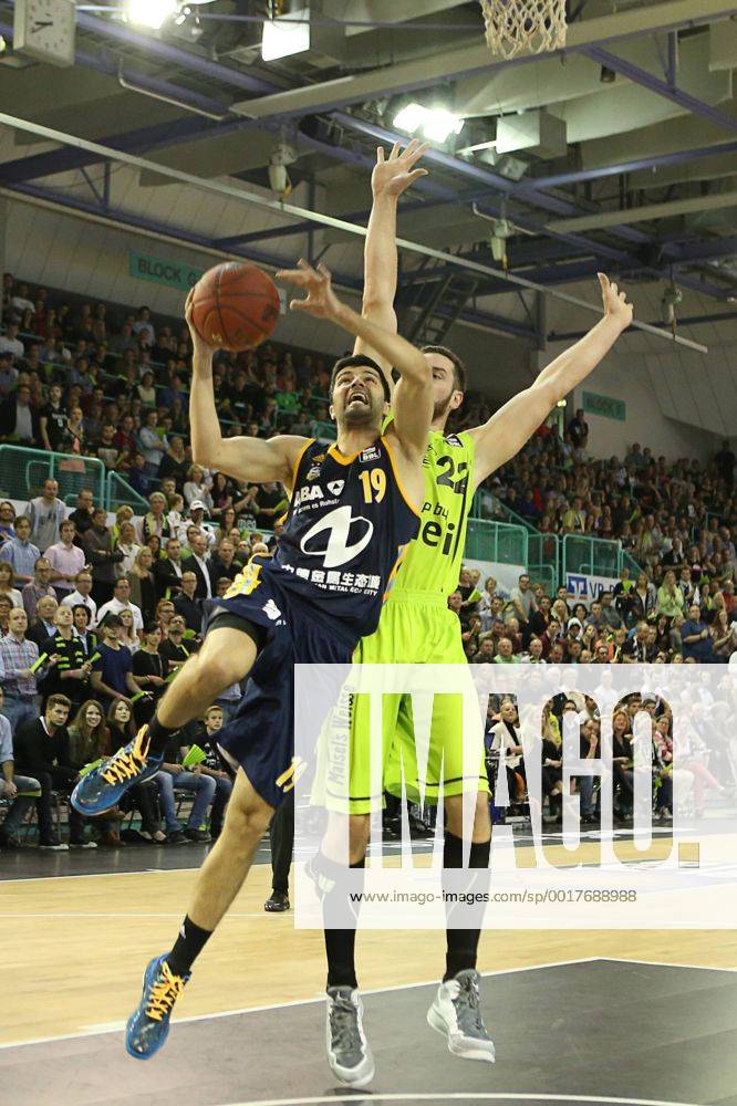 Phillipp Heyden (gelb-medi_Bayreuth) vs. Vojdan Stojanovski (schwarz-Berlin) , medi Bayreuth vs Alba Berlin, Beko Basketball Bundesliga, 2. Spieltag, 04.10.2014, , EP_mat