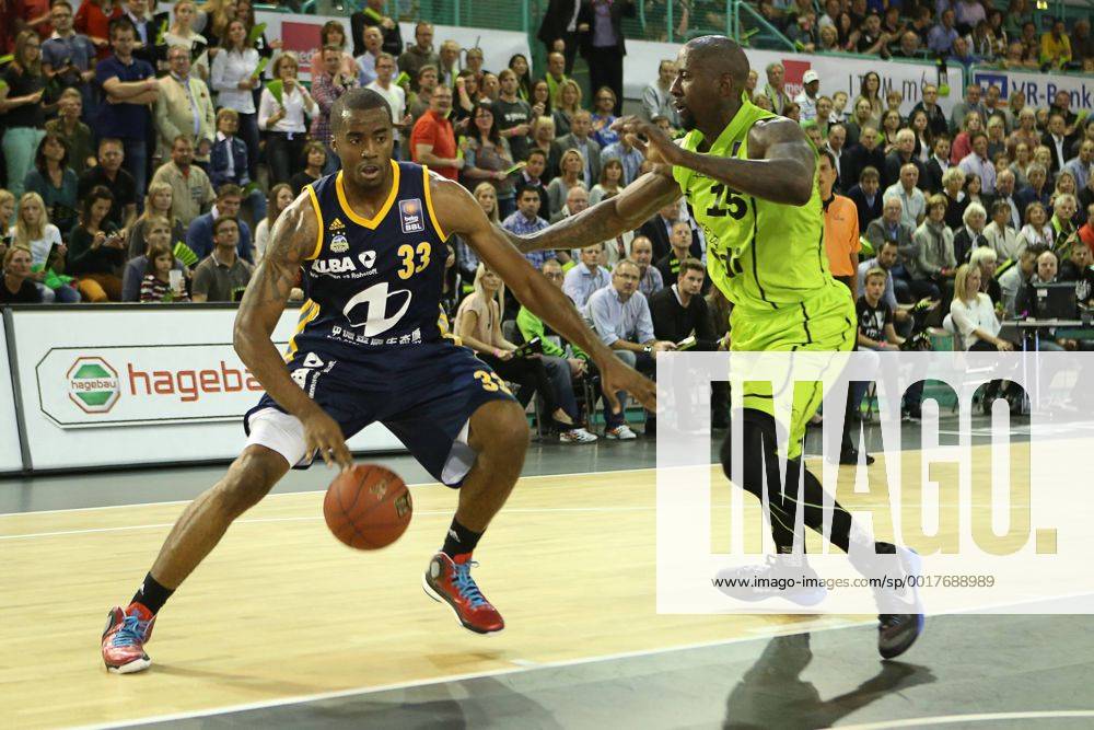 Brandon K. Bowman (gelb-medi_Bayreuth) vs. Jamel McLean (schwarz-Berlin) , medi Bayreuth vs Alba Berlin, Beko Basketball Bundesliga, 2. Spieltag, 04.10.2014, , EP_mat