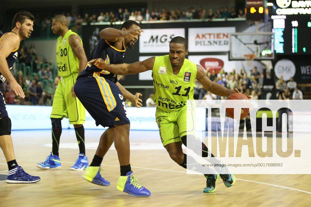 Bryan Bailey (gelb-medi_Bayreuth) vs. Clifford Hammonds (schwarz-Berlin) , medi Bayreuth vs Alba Berlin, Beko Basketball Bundesliga, 2. Spieltag, 04.10.2014, , EP_mat