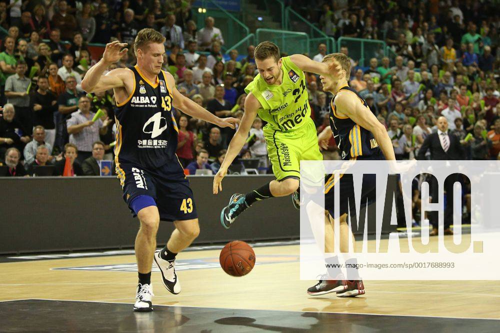 Simon Schmitz (gelb-medi_Bayreuth) vs. Leon Radosevic (li.) und Niels Giffey (re.) (schwarz-Berlin) , medi Bayreuth vs Alba Berlin, Beko Basketball Bundesliga, 2. Spieltag, 04.10.2014, , EP_mat