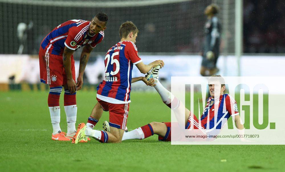 Samstag 17.05.2014, Fussball, 71. DFB Pokal Finale, Saison 2013 2014, Finale in Berlin, FC Bayern Muenchen, Toni Kroos (Bayern) mit Krampf im Bein, Thomas Mueller (Bayern) hilft, links Jerome Boateng (Bayern), erschoepft 01045003609