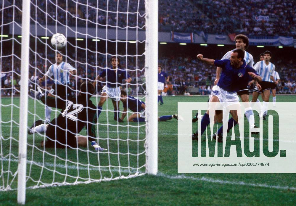 Salvatore Schillaci (Italien, re.) trifft zum 1:0, Oscar Ruggeri (dahinter) kommt zu spät, Torwart Sergio Goycochea (beide Argentinien) ist machtlos Fußball WM Herren Weltmeisterschaft 1990, Nationalmannschaft, Nationalteam, Nationaltrikot, Länderspiel, Halbfinale Totale Neapel Dynamik,
