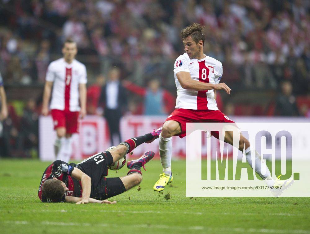 Thomas Mueller (Deutschland links) gegen Maciej RYBUS (POL) Fussball Länderspiel EM-Qualifikation: Polen - Deutschland in Warschau, Polen am 11.10.2014,