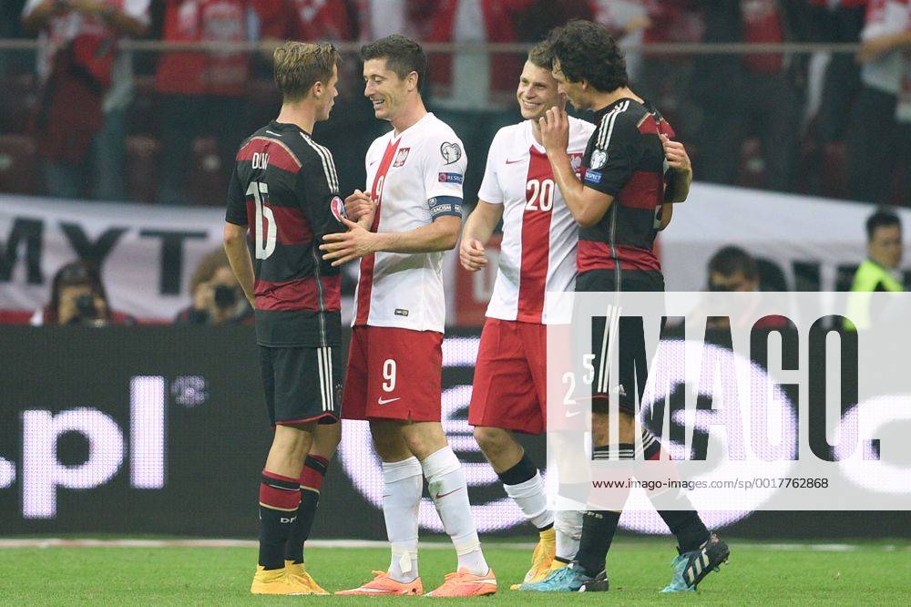 V.li:Erik DURM (GER),Robert LEWANDOWSKI (POL),Lukas PISZCEK (POL),Mats HUMMELS (GER),Umarmen sich nach Spielschluss,Spielende,Aktion. Fussball Nationalmannschaft, EM-Qualifikation, 2. Spieltag, Polen (POL)-Deutschland (GER) 2-0, am 11.10.2014 Nationalstadion Warschau.