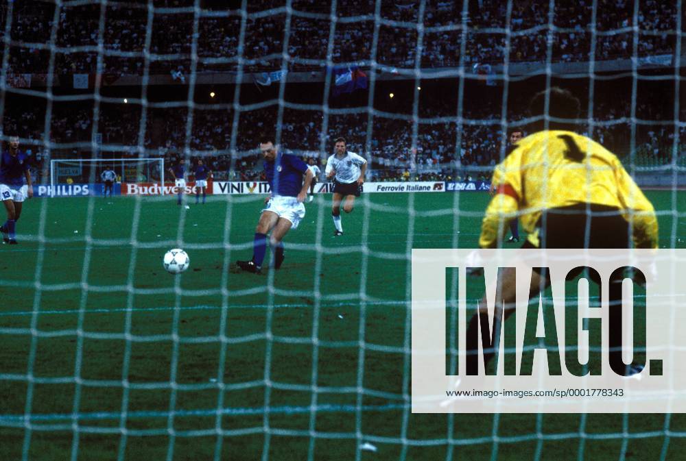 Salvatore Schillaci (Italien) trifft per Elfmeter gegen Torwart Peter Shilton (England) zum 2:1 Fußball WM Herren Weltmeisterschaft 1990, Nationalmannschaft, Nationalteam, Nationaltrikot, Spiel um Platz 3 Totale Bari Dynamik,