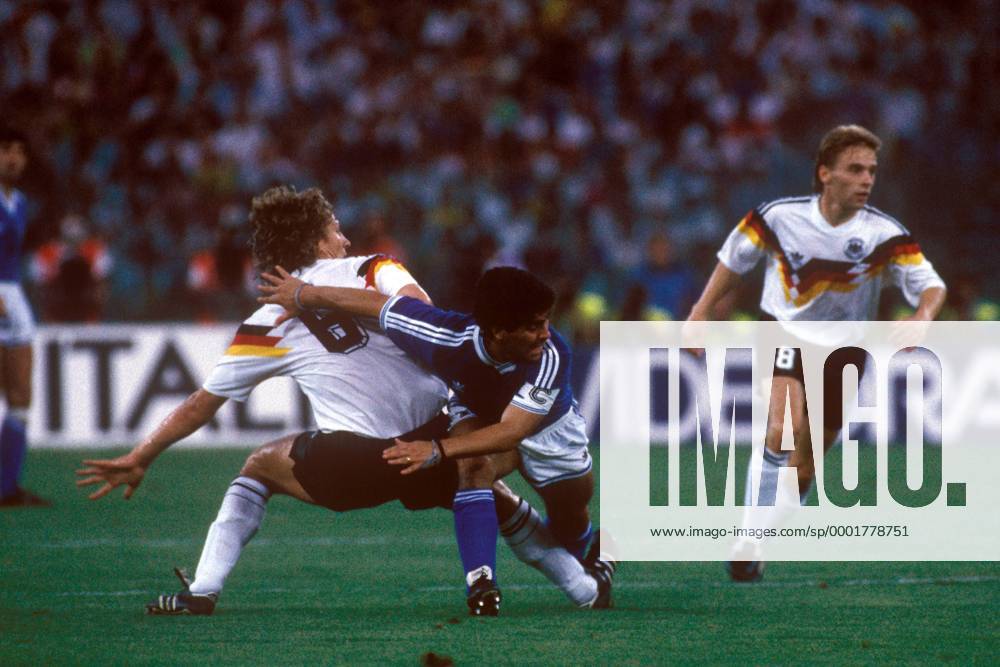 Guido Buchwald (BR Deutschland, li.) gegen Diego Armando Maradona (Argentinien, Mitte), daneben Thomas Häßler (BR Deutschland) Fußball WM Herren Weltmeisterschaft 1990, Nationalmannschaft, Nationalteam, Nationaltrikot, Länderspiel, Finale Gruppe o0 Aufmacher Rom Dynamik, Kampf,