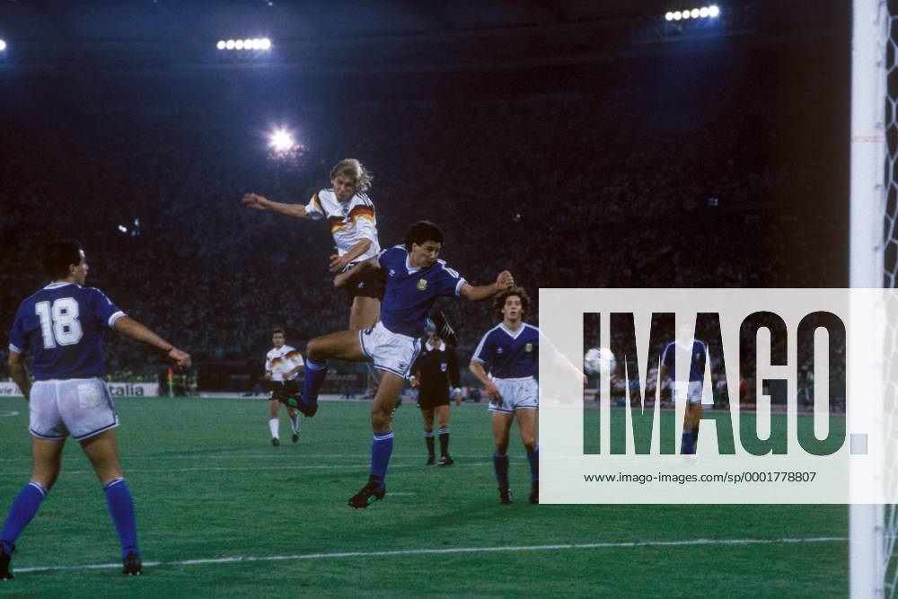 Jürgen Klinsmann (BR Deutschland, 2.v.li.) im Luftkampf gegen Pedro Monzon (Mitte), Jose Serrizuela (li.) und Pedro Antonio Troglio (alle Argentinien, re.) schauen zu Fußball WM Herren Weltmeisterschaft 1990, Nationalmannschaft, Nationalteam, Nationaltrikot, Länderspiel, Finale Totale Rom Dynamik, Höhe, Kampf,