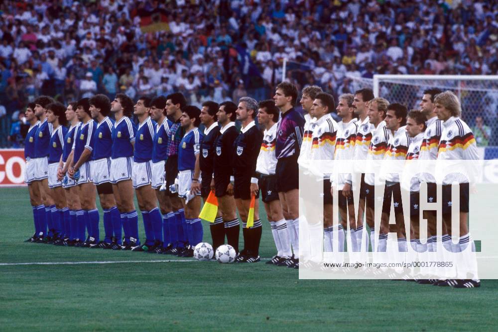 Mannschaften bei der Hymne, v.re.: Klinsmann, Berthold, Häßler, Littbarski, Brehme, Kohler, Völler, Augenthaler, Buchwald, Torwart Illgner, Matthäus (alle BR Deutschland), Linienrichter Michal Listkiewicz (Polen), FIFA Schiedsrichter Edgardo Codesal ... Fußball WM Herren Weltmeisterschaft 1990, Nationalmannschaft, Nationalteam, Nationaltrikot, Länderspiel, Finale, Totale Mannschaftsfoto, Nationalhymne, Torhüter Rom, Schiri, Referee, Unparteiischer, Assistent