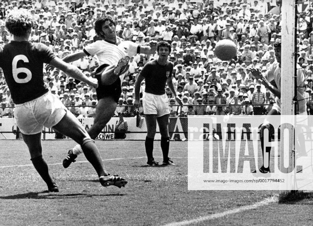 Gerd Müller (BR Deutschland) erzielt gegen Torwart Peter Bonetti (England) das Tor zur 3:2 Führung