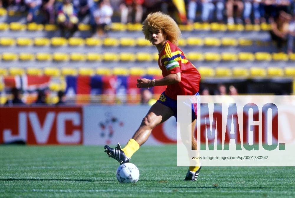 Carlos Valderama (Kolumbien) am Ball Fußball WM Herren Weltmeisterschaft 1990, Nationalmannschaft, Nationalteam, Nationaltrikot, Länderspiel, Gruppe D Einzelbild Bologna Dynamik,