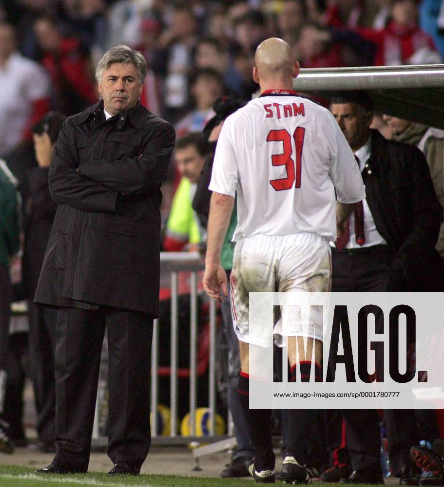Trainer Carlo Ancelotti (li.) straft Jaap Stam (beide Milan) nach dessen Platzverweis mit einem bösen Blick ab - Fußball EC 1 Herren Champions League 2005 2006, AC Mailand, Serie A, 1. Italienische Liga, Gruppe Eindhoven Enttäuschung,