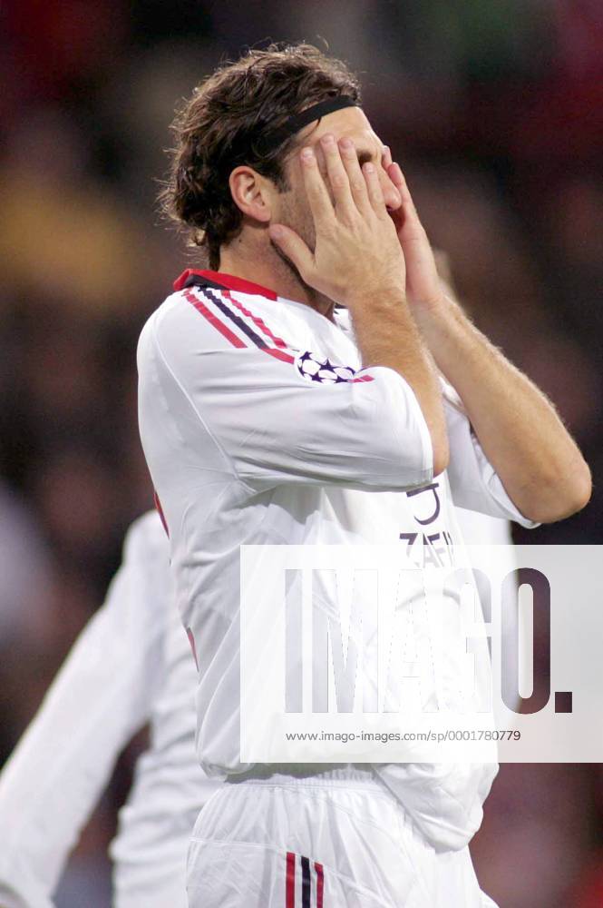 Christian Vieri (Milan) fassungslos - Fußball EC 1 Herren Champions League 2005 2006, AC Mailand Einzelbild Eindhoven Enttäuschung, Verzweiflung,