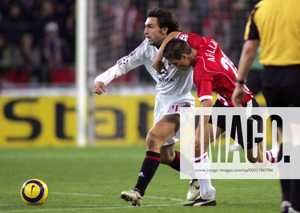 Andrea Pirlo (Milan, li.) gegen Ibrahim Afellay (Eindhoven) - Fußball EC 1 Herren Champions League 2005 2006, PSV Eindhoven - AC Mailand 1:0 Gruppe Eindhoven Dynamik,