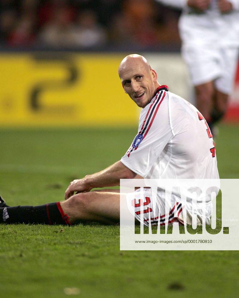 Jaap Stam (Milan) enttäuscht am Boden - Fußball EC 1 Herren Champions League 2005 2006, AC Mailand Einzelbild Eindhoven Enttäuschung,