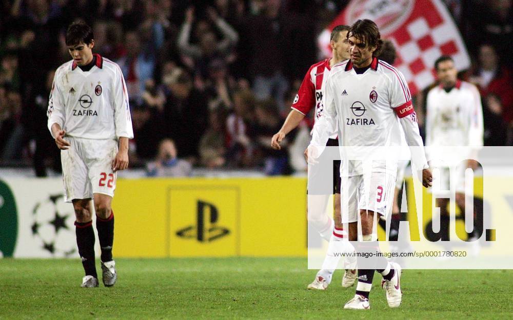 Paolo Maldini (re.) und Kaka (li., beide Milan) enttäuscht - Fußball EC 1 Herren Champions League 2005 2006, PSV Eindhoven - AC Mailand 1:0 Gruppe Eindhoven Enttäuschung, Nachdenklichkeit,
