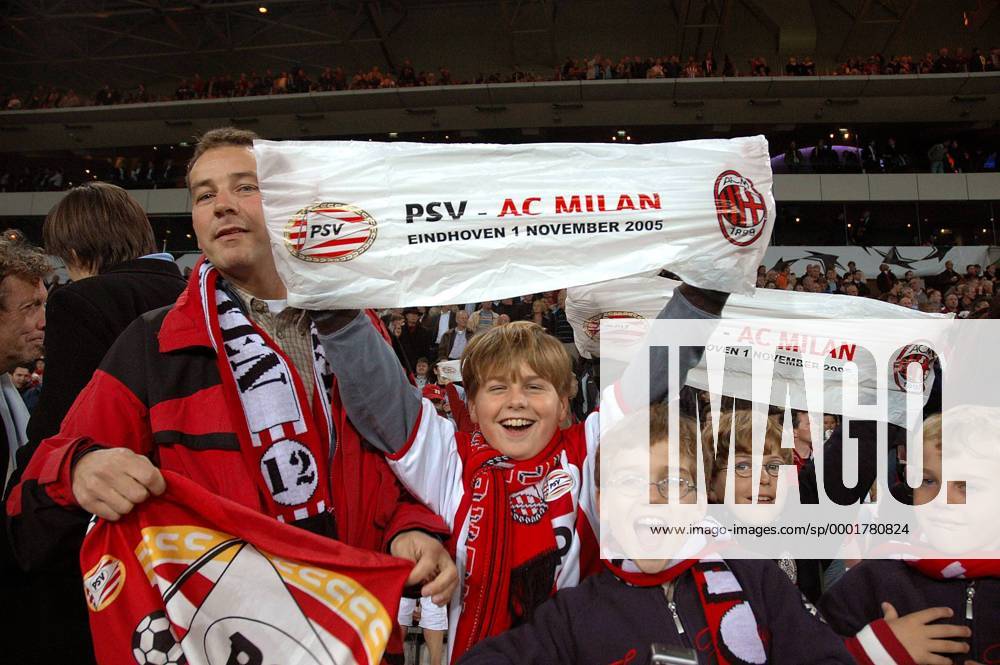 Junge Fans von Eindhoven und deren Vater voller Vorfreude vor dem Champions League Spiel zwischen Eindhoven und Milan - Fußball EC 1 Herren Champions League 2005 2006, PSV Eindhoven - AC Mailand 1:0, Milan Gruppe Eindhoven Freude,