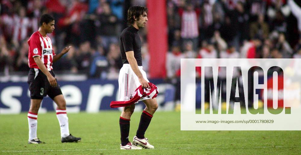 Andrea Pirlo (Milan, re.) enttäuscht, dahinter Michael Reiziger (Eindhoven) - Fußball EC 1 Herren Champions League 2005 2006, PSV Eindhoven - AC Mailand 1:0 Gruppe Eindhoven Enttäuschung, Nachdenklichkeit,
