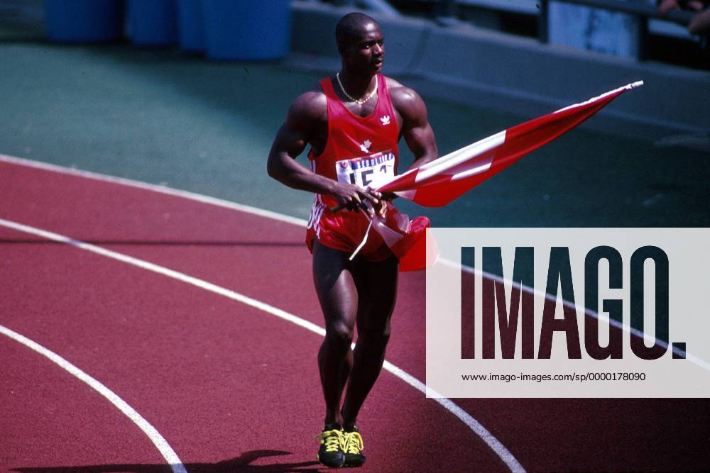 Ben Johnson (Kanada) auf der Ehrenrunde mit der Nationalfahne Leichtathletik OS Sommer Herren Olympische Spiele 1988, Olympia, Olympiade, Sommerspiele, Südkorea, 100m, 100 m, Sprint, Einzelbild Olympiastadion Seoul