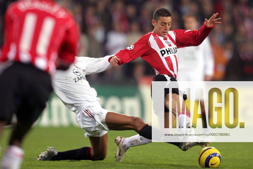 Ismail Aissati (re., Eindhoven) im Zweikampf - Fußball EC 1 Herren Champions League 2005 2006, PSV Eindhoven - AC Mailand 1:0, Vdig Gruppe Eindhoven Dynamik,