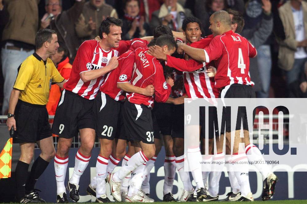 Mannschaftsjubel Eindhoven u.a. mit: Jan Vennegoor of Hesselink (li.), Michael Lamey (2.v.re.) und Alex (re.) - Fußball EC 1 Herren Champions League 2005 2006, PSV Eindhoven, Vdig Gruppe Eindhoven Freude,