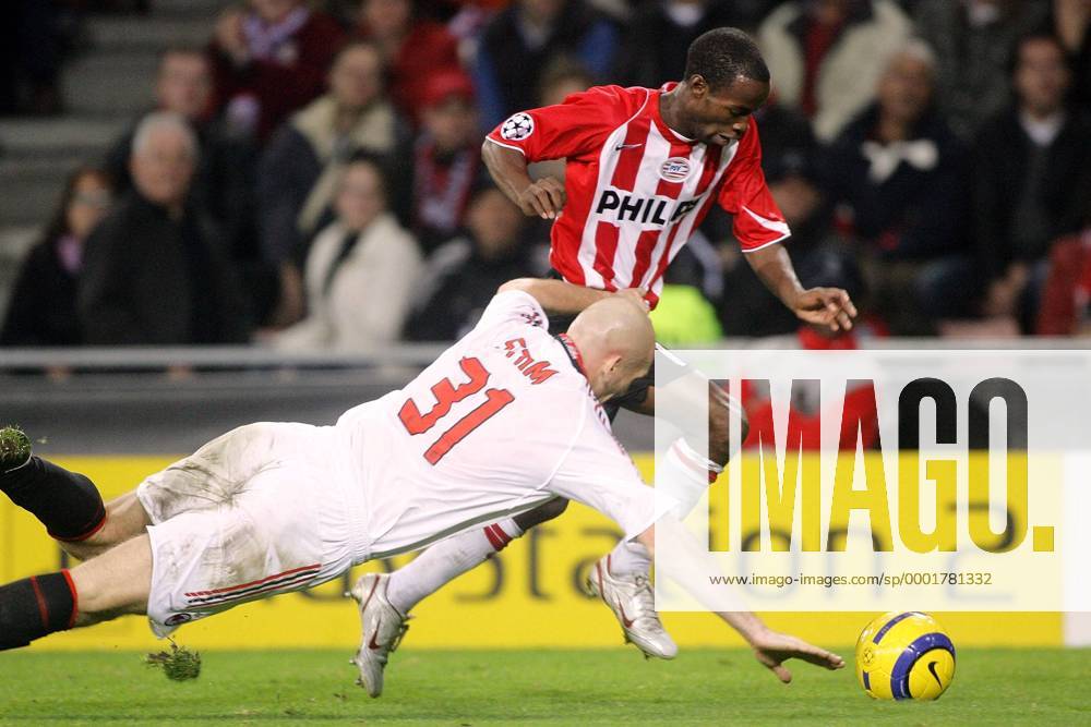 Jaap Stam (Milan, li.) hält DaMarcus Beasley (Eindhoven) im Fallen fest - Fußball EC 1 Herren Champions League 2005 2006, PSV Eindhoven - AC Mailand 1:0 Gruppe Eindhoven Dynamik, Kampf,