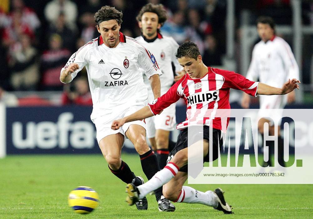 Ibrahim Afellay (Eindhoven, re.) gegen Christian Vieri (Milan) - Fußball EC 1 Herren Champions League 2005 2006, PSV Eindhoven - AC Mailand 1:0 Gruppe Eindhoven Dynamik,