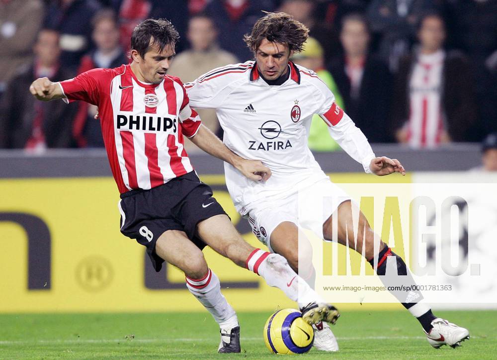 Philip Cocu (Eindhoven, li.) gegen Paolo Maldini (Milan) - Fußball EC 1 Herren Champions League 2005 2006, PSV Eindhoven - AC Mailand 1:0 Gruppe Eindhoven Dynamik,
