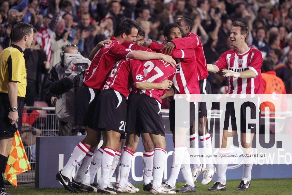 Mannschaftsjubel Eindhoven, daneben Linienrichter Philip Sharp (England) - Fußball EC 1 Herren Champions League 2005 2006, PSV Eindhoven Gruppe Eindhoven Freude,
