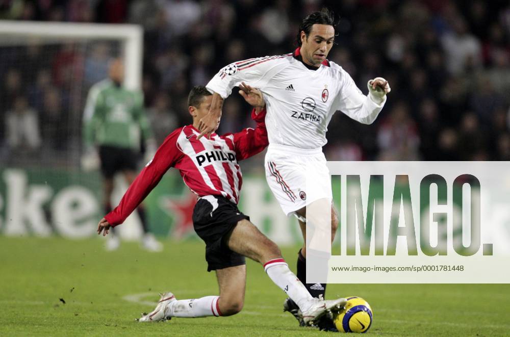 Alessandro Nesta (Milan, re.) gegen Ismail Aissati (Eindhoven) - Fußball EC 1 Herren Champions League 2005 2006, PSV Eindhoven - AC Mailand 1:0 Gruppe Eindhoven Dynamik,