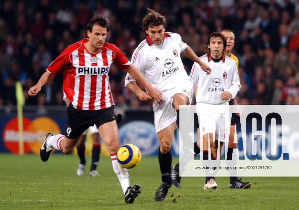 Christian Vieri (Milan, re.) gegen Jan Vennegoor of Hasselink (Eindhoven) Fußball EC 1 Herren Champions League 2005 2006, PSV Eindhoven - AC Mailand 1:0 Gruppe Eindhoven Dynamik,