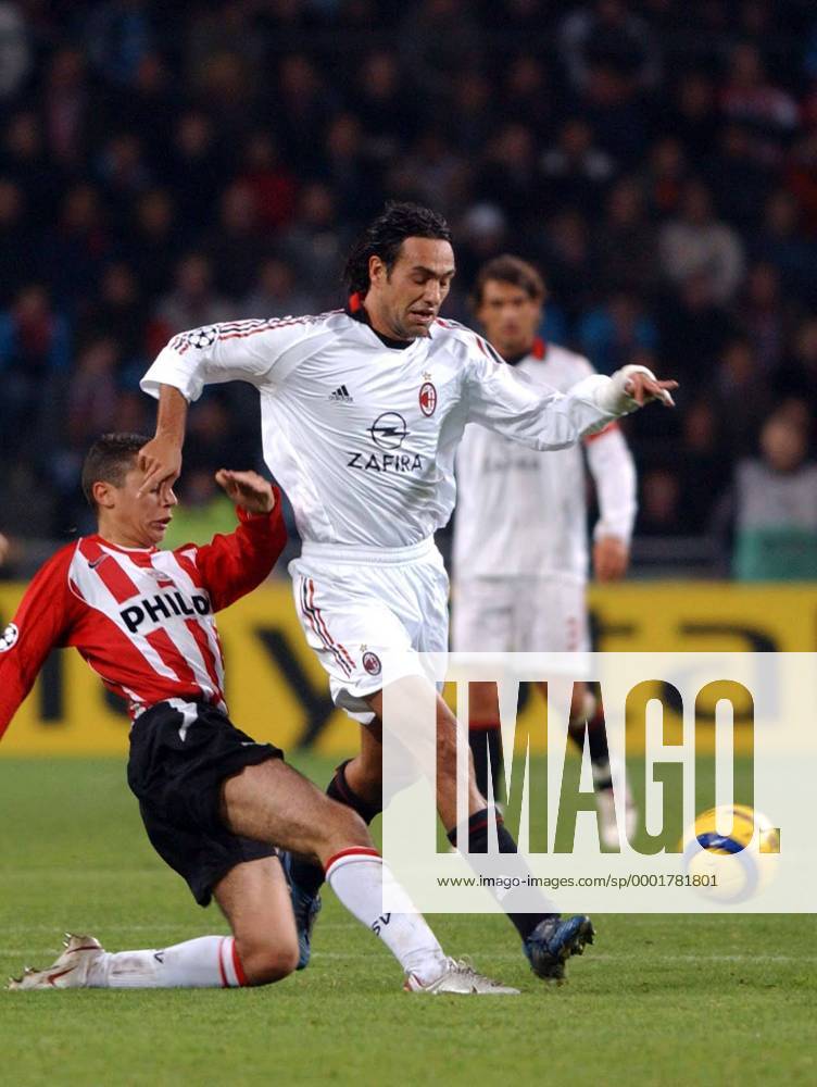 Alessandro Nesta (Milan, re.) gegen Ismail Aissati (Eindhoven) Fußball EC 1 Herren Champions League 2005 2006, PSV Eindhoven - AC Mailand 1:0 Gruppe Eindhoven Dynamik,