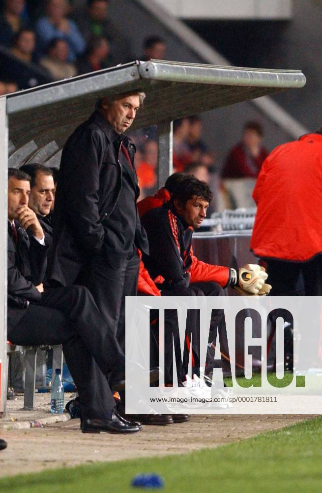 Trainer Carlo Ancelotti (Milan) unter dem Dach der Trainerbank Fußball EC 1 Herren Champions League 2005 2006, AC Mailand Gruppe Eindhoven