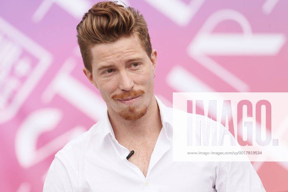 Shaun White NEWS : Shaun White - premier of Air and Style snowboarding Rose Bowl - Pasadena - 17 10 2014 ChrisElisexPanoramicUSA