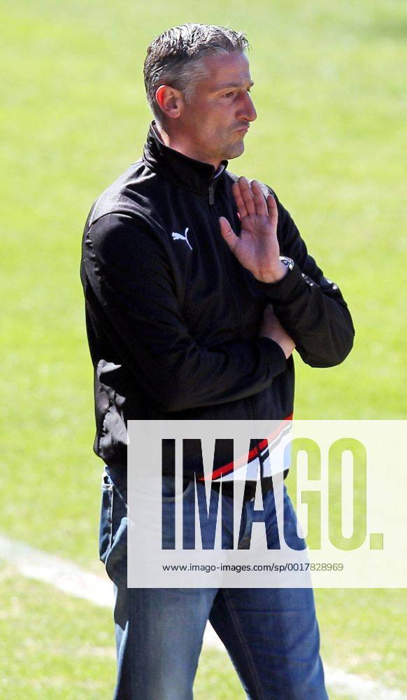 VfB Stuttgart II 01.04.2012, Fussball 3. Liga, VfB Stuttgart II- Carl Zeiss Jena (3:0): Jürgen Kramny (Trainer VfB Stuttgart II).