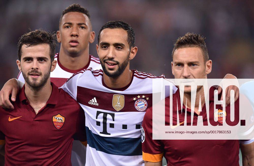 FUSSBALL CHAMPIONS LEAGUE SAISON 2014 2015 Vorrunde AS Rom - FC Bayern München 21.10.2014 Miralem Pjanic (li) und Francesco Totti (re, beide AS Rom) mit Mehdi Benatia (Mitte, FC Bayern München)