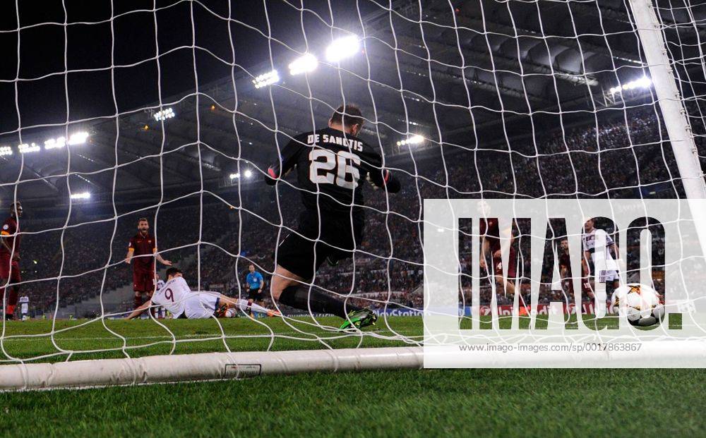 FUSSBALL CHAMPIONS LEAGUE SAISON 2014 2015 Vorrunde AS Rom - FC Bayern Muenchen 21.10.2014 Robert Lewandowski (li, FC Bayern Muenchen) erzielt das Tor zum 0:3. Torwart Morgande Sanctis (AS Rom) ist geschlagen