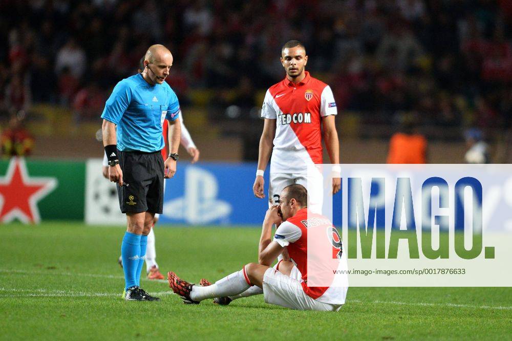 Blessure Dimitar Berbatov (mon) - Szymon Marciniak (arbitre) FOOTBALL : Monaco vs Benfica - Ligue des Champions - 22 10 2014 AnthonyBIBARD FEP Panoramic