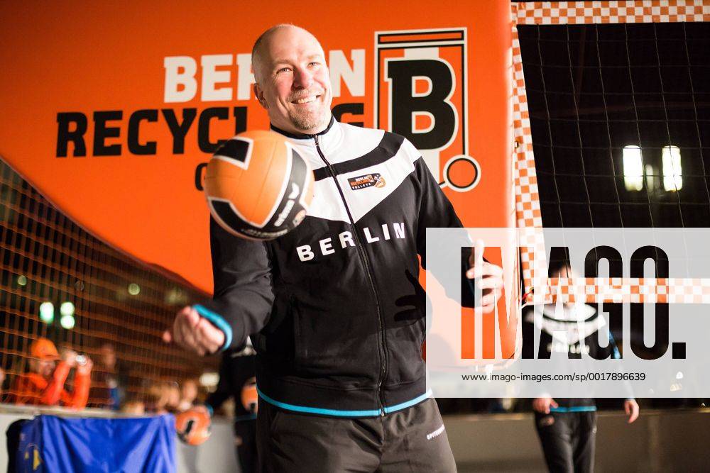 Berlin, Deutschland, 23.10.2014: Volleyball Bundesliga Saison 2014 2015 - Urban Volley Tour. bei der Saisoneröffnung Saisoneroeffnung der Berlin Recycling VolleysTrainer Mark Lebedew (BR Volleys)