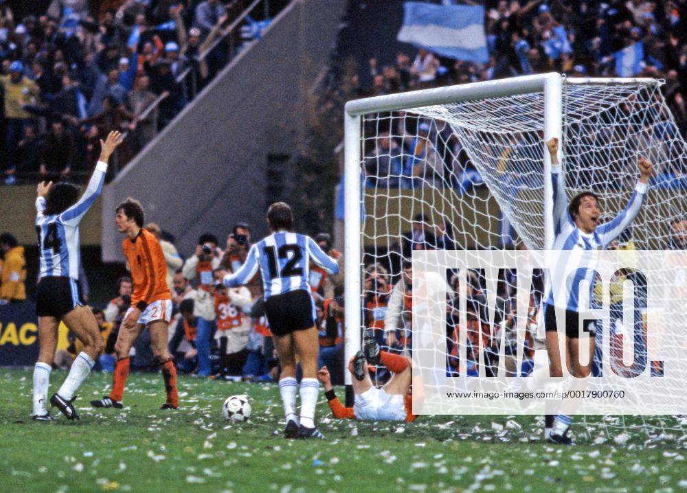 FIFA WM 1978 25.06.1978, Fussball, FIFA WM 1978 in Argentinien, Finale, Argentinien - Niederlande (3:1 n.V.): re. Daniel Bertoni (Argentinien); Jubel Tor 3:1 Bertoni.