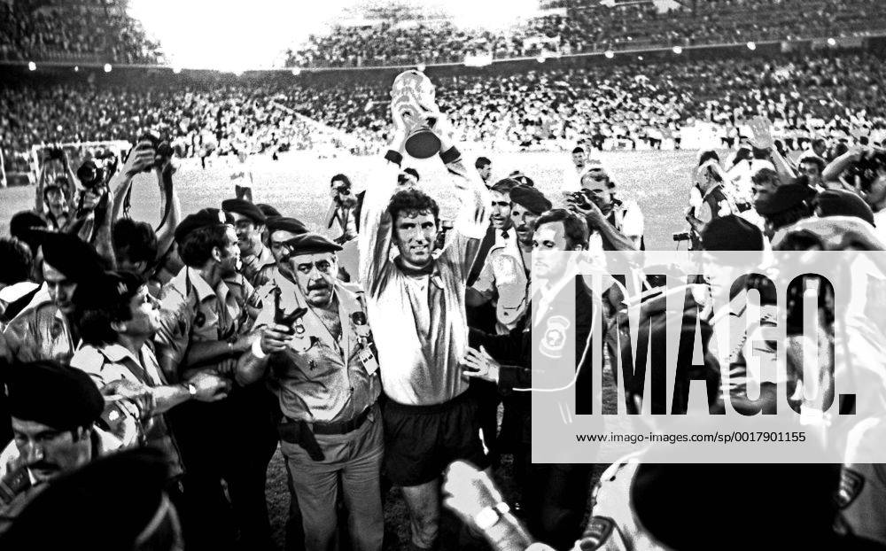 FIFA WM 1982 11.07.1982, Fussball, FIFA WM 1982 in Spanien, Finale, Italien - BRD Deutschland (DFB) (3:1): mi. Dino Zoff (Italien) mit dem WM-Pokal.