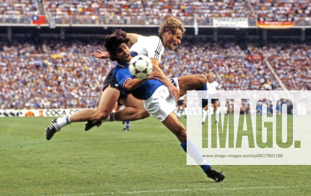 FIFA WM 1982 11.07.1982, Fussball, FIFA WM 1982 in Spanien, Finale, Italien - BRD Deutschland (DFB) (3:1): v.l. Paolo Rossi (Italien), Hans-Peter Briegel (Deutschland).