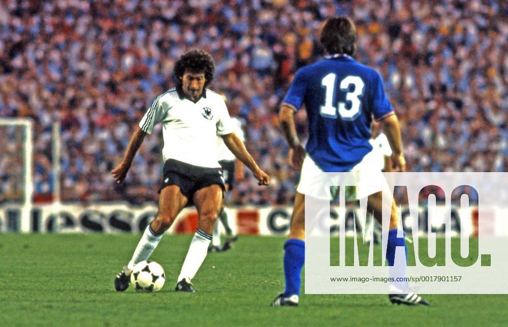 FIFA WM 1982 11.07.1982, Fussball, FIFA WM 1982 in Spanien, Finale, Italien - BRD Deutschland (DFB) (3:1): v.l. Paul Breitner (Deutschland), Gabriele Oriali (Italien).