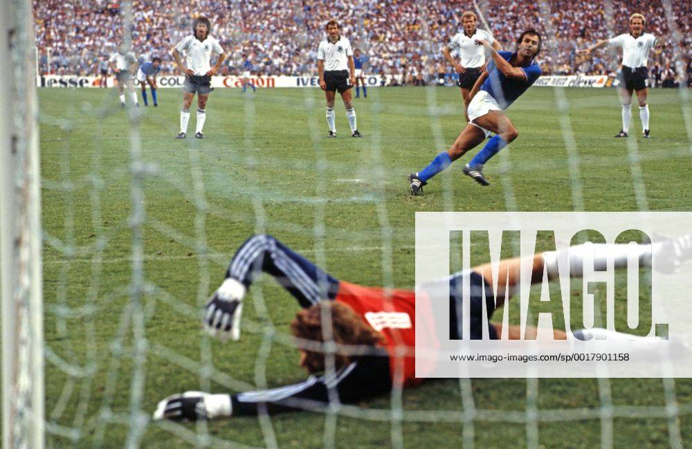 FIFA WM 1982 11.07.1982, Fussball, FIFA WM 1982 in Spanien, Finale, Italien - BRD Deutschland (DFB) (3:1): Antonio Cabrini (Italien) verschiesst Foulelfmeter gegen Harald Schumacher (Deutschland).