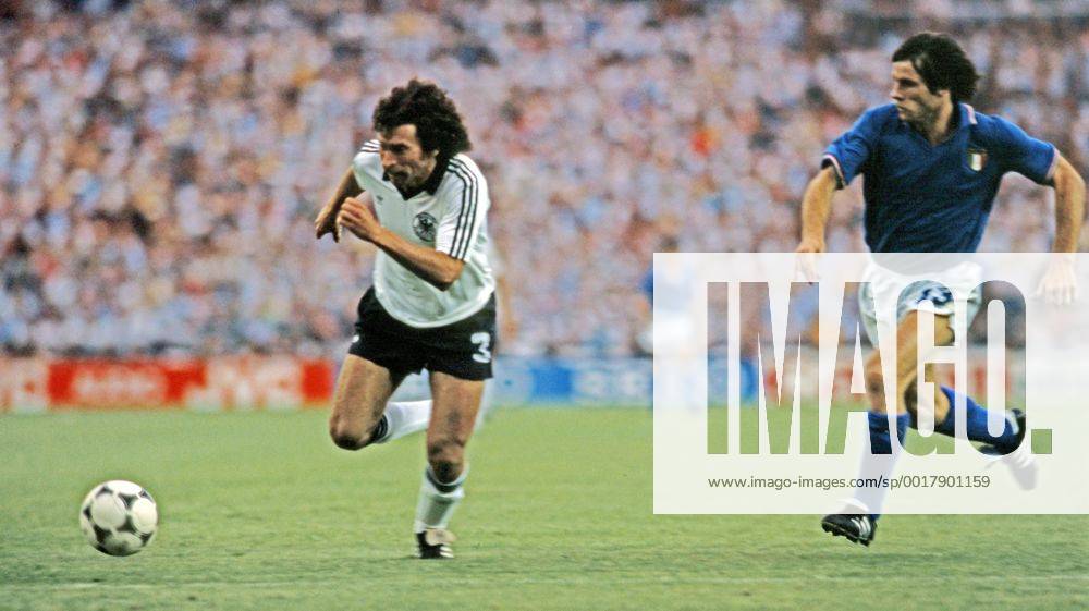 FIFA WM 1982 11.07.1982, Fussball, FIFA WM 1982 in Spanien, Finale, Italien - BRD Deutschland (DFB) (3:1): v.l. Paul Breitner (Deutschland), Gabriele Oriali (Italien).